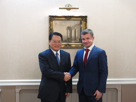 DG, Li Yong and Mr. Renat Gizatulin, Deputy Minister of Environment of the Russian Federation DG, Li Yong and Mr. Renat Gizatulin, Deputy Minister of Environment of the Russian Federation